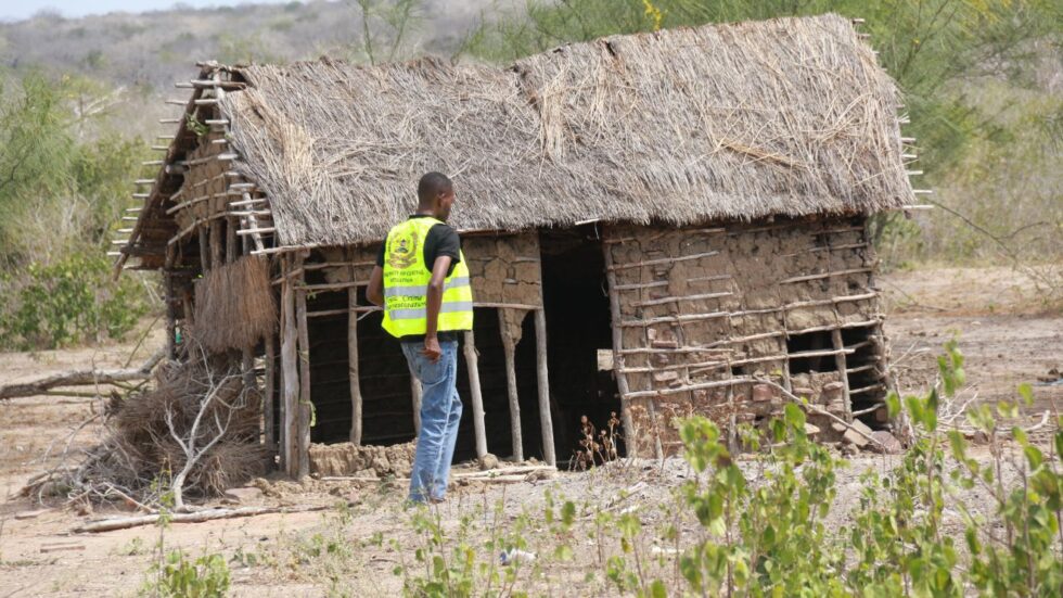 Initial probes revealed seven suspicious mounds, barely veiled by loose soil, disturbed by prowling hyenas and feral dogs that had feasted on the exposed remains. By August 21, forensic teams had clawed out five intact bodies from six graves, plus ten fragmented parts strewn across the blood-red clearing.